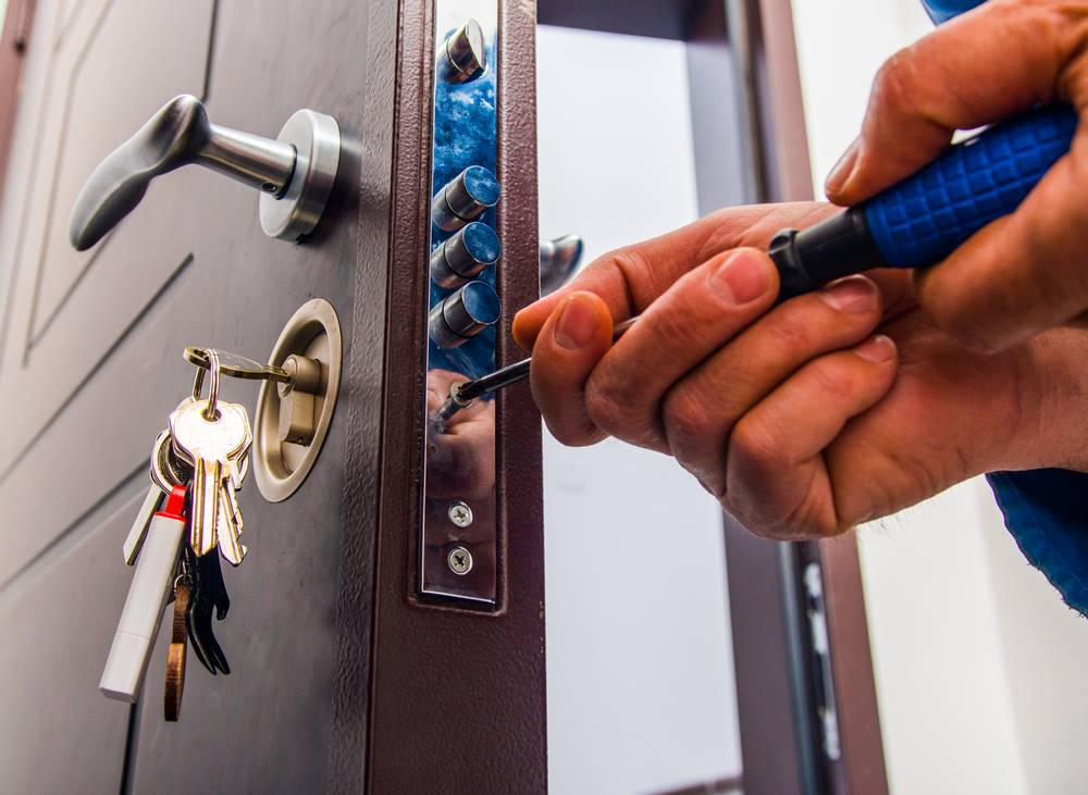 Changement d'un barillet de porte d'entrée en PVC